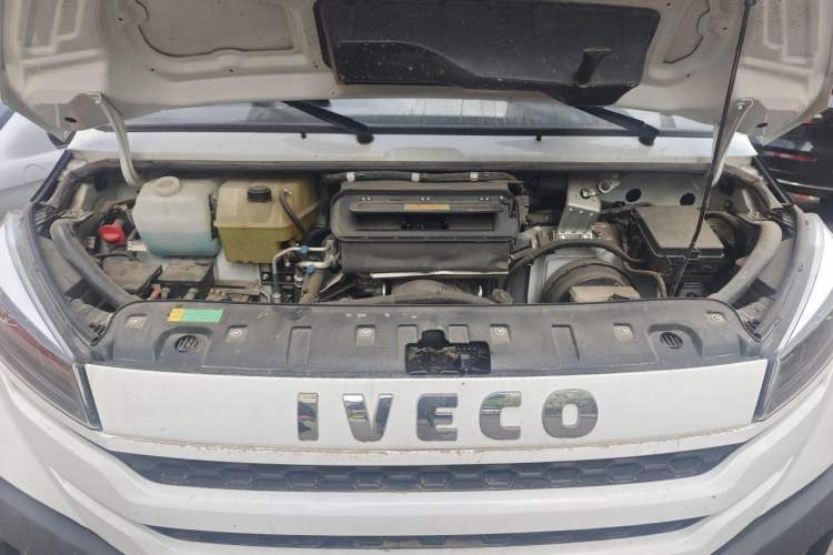 Used Iveco Daily 2023 2.5T A35M1 Short Wheelbase Mid-Roof Dual Tire Side-Sliding Doors 5–9 Seats Engine Bay