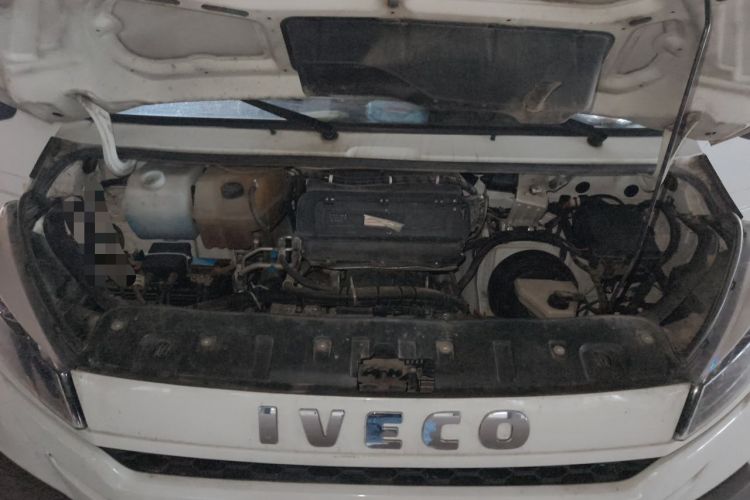 Used Iveco Daily 2023 2.5T V40 Van Long Wheelbase Mid-Roof Dual Tires Manual Doors 2-3 Seater Engine Bay