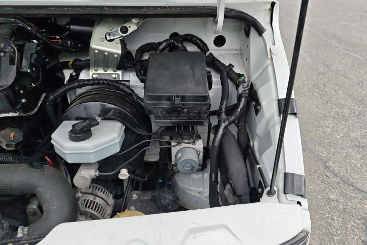 Used Iveco Daily 2023 2.5T V40 Van Long Wheelbase Mid-Roof Design Dual Tires Side-Swing Doors 2-3 Seater Engine Bay Left