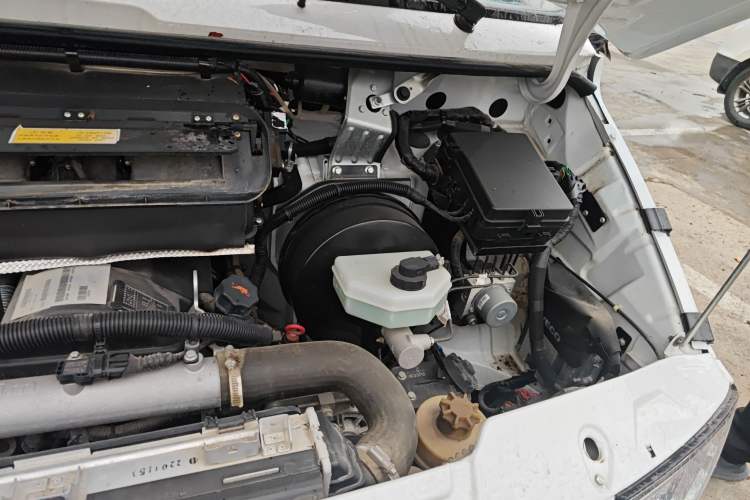 Used Iveco Daily 2023 2.5T V40 Van Long Wheelbase Mid-Roof Design Dual Tires Side-Swing Doors 2-3 Seater Engine Bay Left