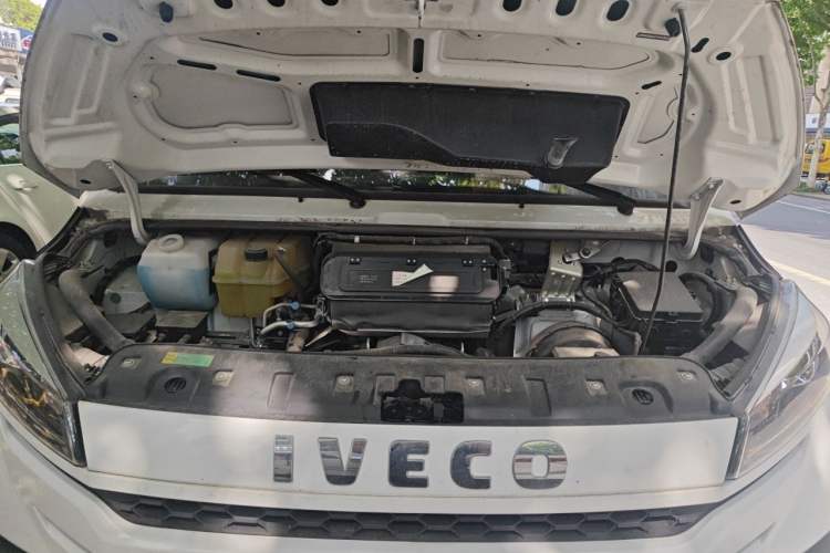 Used Iveco Daily 2023 2.5T A35M1 Short Wheelbase Low-Roof Double-Door Side-Swing Van with 5–9 Seats Engine Bay