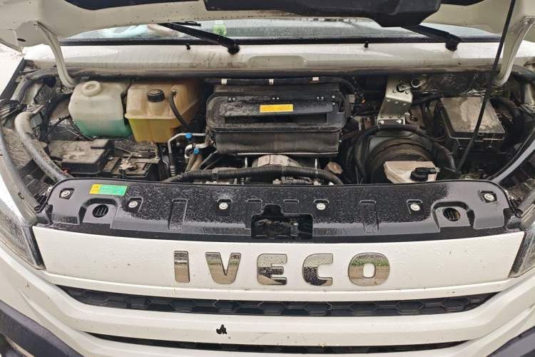 Used Iveco Daily 2023 2.5T A37M1 Multi-Purpose Passenger Vehicle Long Wheelbase Mid-Roof Design Dual Side Sliding Doors Automatic Transmission Engine Bay