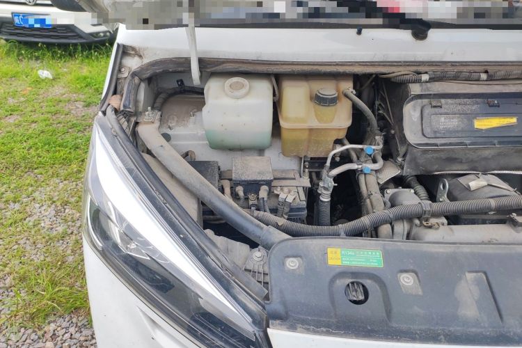 Used Iveco Daily 2023 2.8T V40 Van Long Wheelbase Mid-Roof Design Dual Tires Side-Swing Doors 2-3 Seater Engine Bay Right