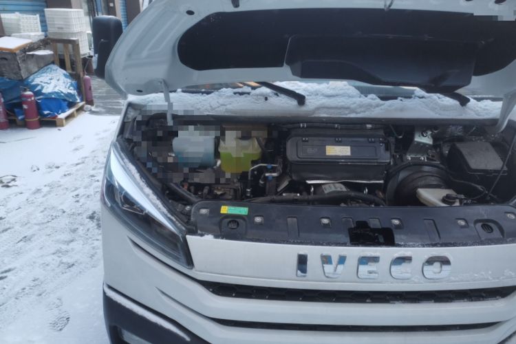 Used Iveco Daily 2023 2.5T A35M1 Multi-Purpose Passenger Vehicle Short Wheelbase Mid-Roof Design Dual Side Sliding Doors Automatic Transmission Engine Bay Right