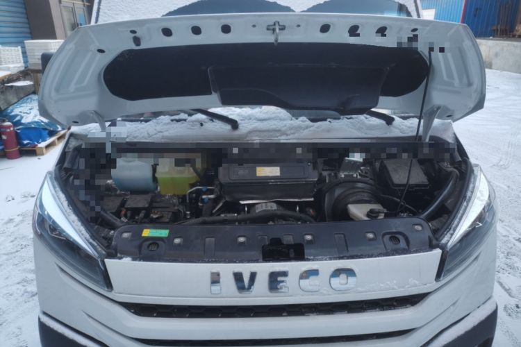 Used Iveco Daily 2023 2.5T A35M1 Multi-Purpose Passenger Vehicle Short Wheelbase Mid-Roof Design Dual Side Sliding Doors Automatic Transmission Engine Bay