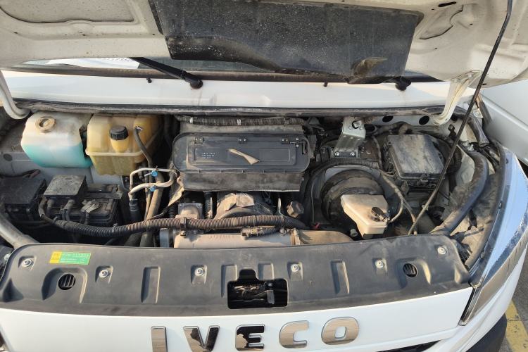 Used Iveco Daily 2023 2.5T A37M1 Long Wheelbase Mid-Roof Dual-Tire Side-Sliding Doors 5-9 Seats Engine Bay