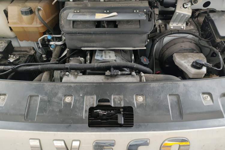 Used Iveco Daily 2023 2.8T V40 Van Long Wheelbase Mid-Roof Dual Tires Manual Doors 2-3 Seater Engine Bay