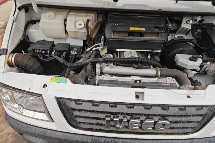 Used Iveco Daily 2023 2.5T V40 Van Long Wheelbase Mid-Roof Design Dual Tires Side-Swing Doors 2-3 Seater Engine Bay
