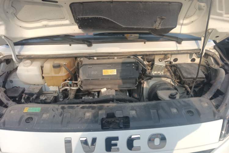 Used Iveco Daily 2023 2.5T A37M1 Long Wheelbase Mid-Roof Dual-Tire Side-Sliding Doors 5-9 Seats Engine Bay