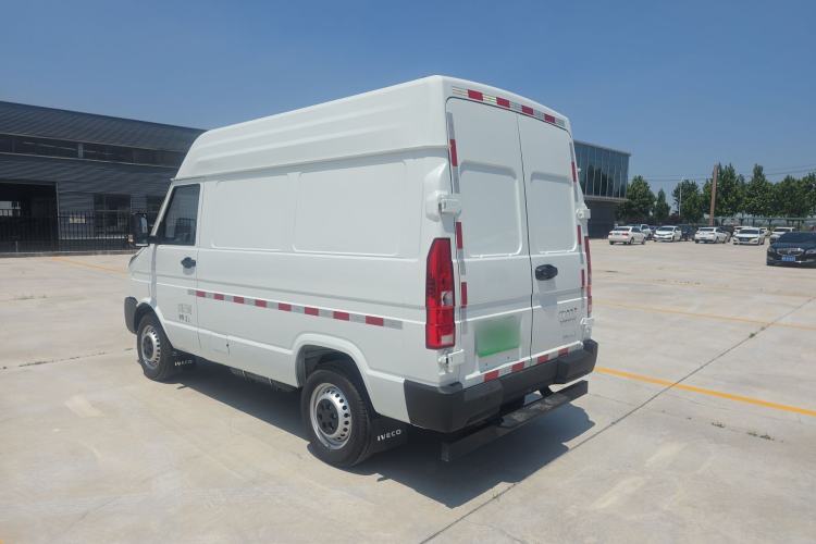 Used Iveco Daily 2023 2.5T V35 Van Short Wheelbase Mid-Roof Single-Tire Manual Door – 2-3 Seater Exterior 1