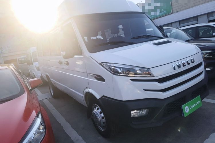 Used Iveco Daily 2023 2.5T V40 Van Long Wheelbase Mid-Roof Design Dual Tires Side-Swing Doors 2-3 Seater Exterior 1