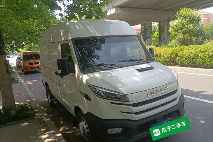 Used Iveco Daily 2023 2.8T V35 Van Short Wheelbase Mid-Roof Design Dual Tires Side-Swing Doors 2-3 Seater Exterior 1