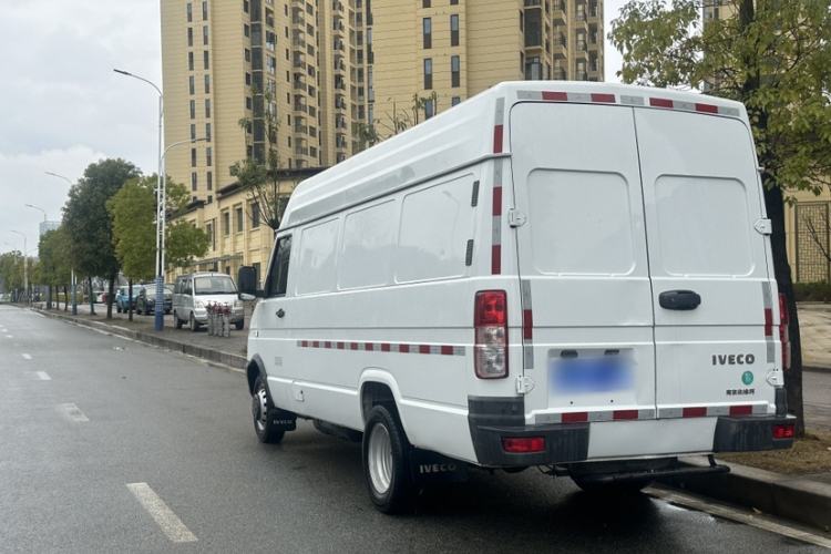 Used Iveco Daily 2023 2.5T V40 Van Long Wheelbase Mid-Roof Design Dual Tires Side-Swing Doors 2-3 Seater Exterior 1