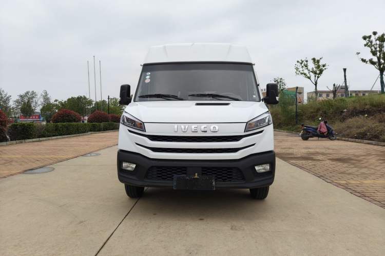 Used Iveco Daily 2023 2.5T A37M1 Long Wheelbase Mid-Roof Dual-Tire Side-Sliding Doors 5-9 Seats Exterior 1