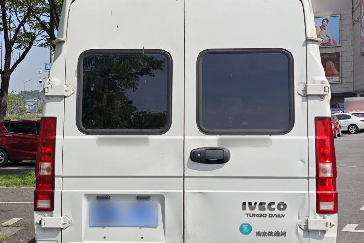 Used Iveco Daily 2023 2.5T V40 Van Long Wheelbase Mid-Roof Design Dual Tires Side-Swing Doors 2-3 Seater Exterior 10