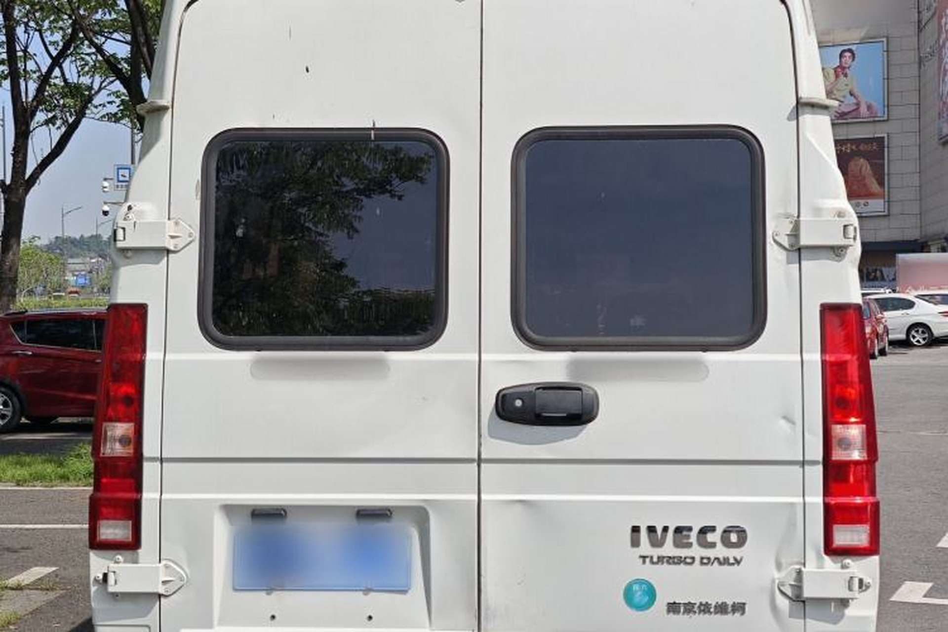 Used Iveco Daily 2023 2.5T V40 Van Long Wheelbase Mid-Roof Design Dual Tires Side-Swing Doors 2-3 Seater Exterior 10