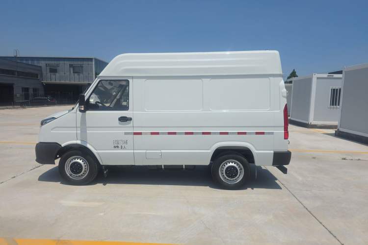 Used Iveco Daily 2023 2.5T V35 Van Short Wheelbase Mid-Roof Single-Tire Manual Door – 2-3 Seater Exterior 2