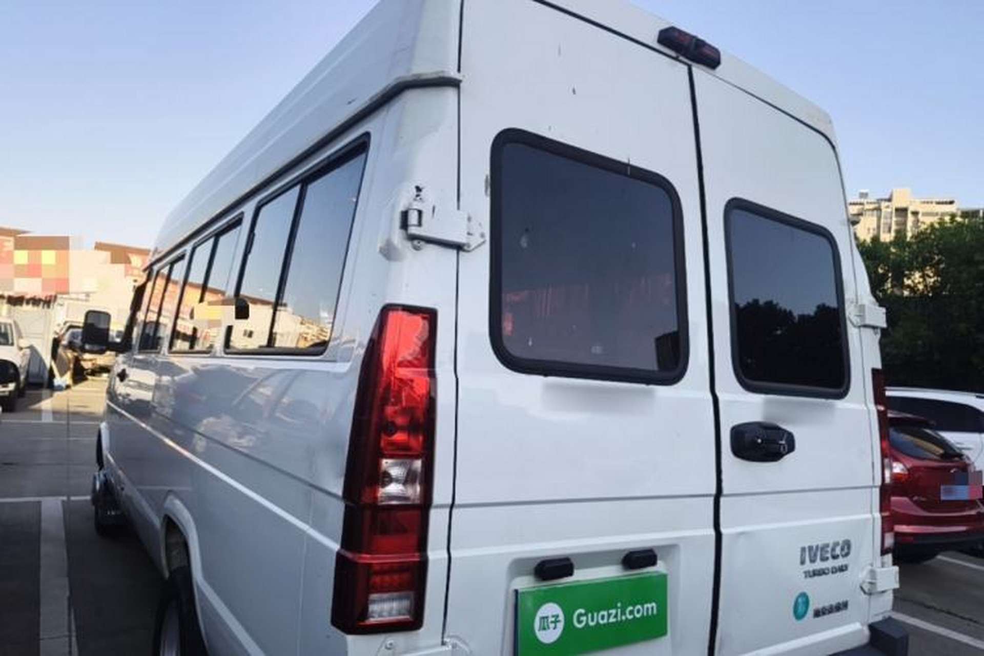 Used Iveco Daily 2023 2.5T V40 Van Long Wheelbase Mid-Roof Design Dual Tires Side-Swing Doors 2-3 Seater Exterior 2
