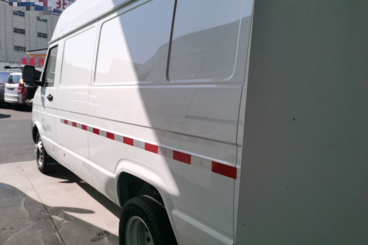 Used Iveco Daily 2023 2.8T V37 Van Long Wheelbase Mid-Roof Dual Tires Manual Doors 2-3 Seater Exterior 2