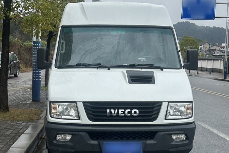 Used Iveco Daily 2023 2.5T V40 Van Long Wheelbase Mid-Roof Design Dual Tires Side-Swing Doors 2-3 Seater Exterior 2