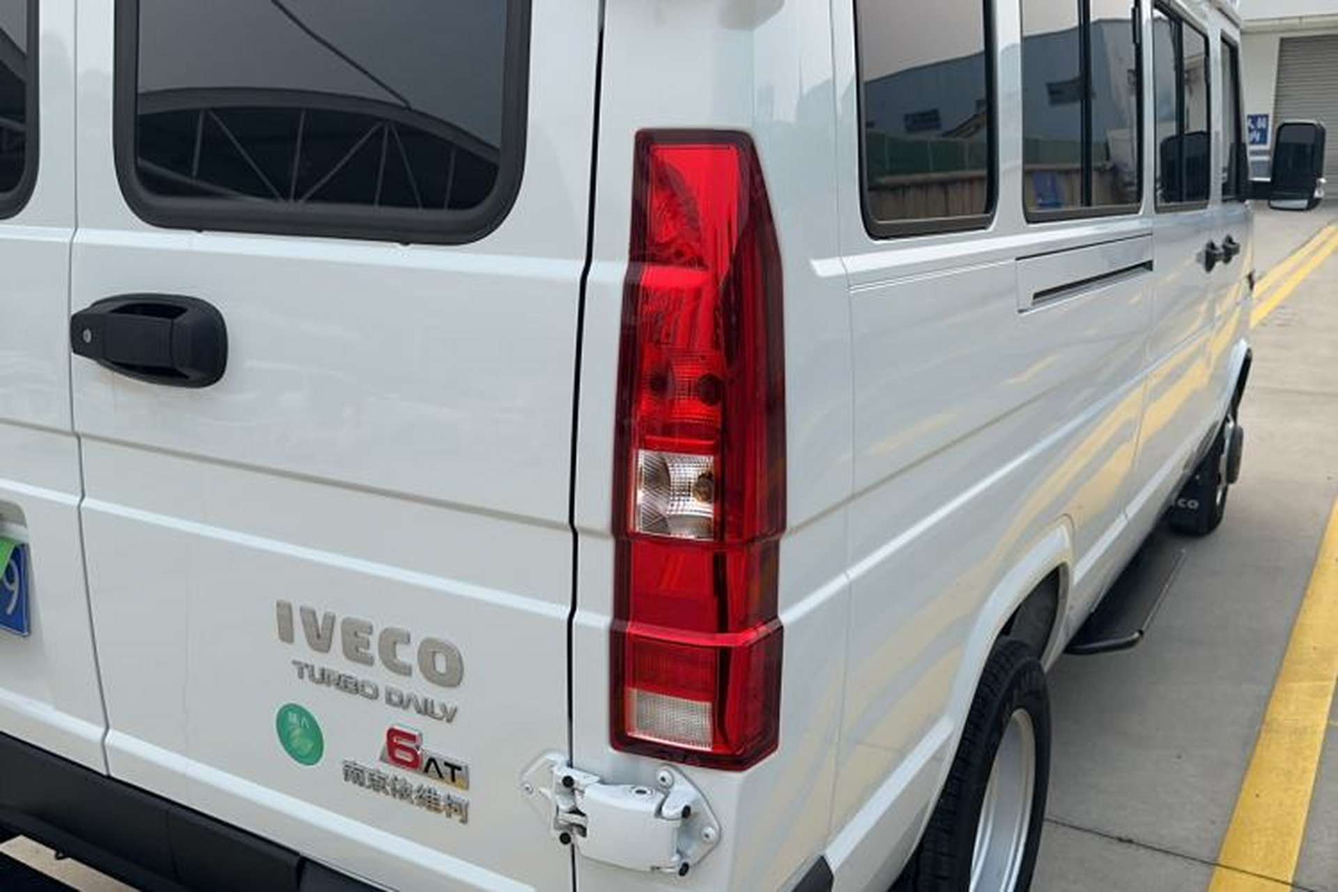 Used Iveco Daily 2023 2.5T A37M1 Multi-Purpose Passenger Vehicle Long Wheelbase Mid-Roof Dual Tires Manual Transmission Automatic Gearbox Exterior 3