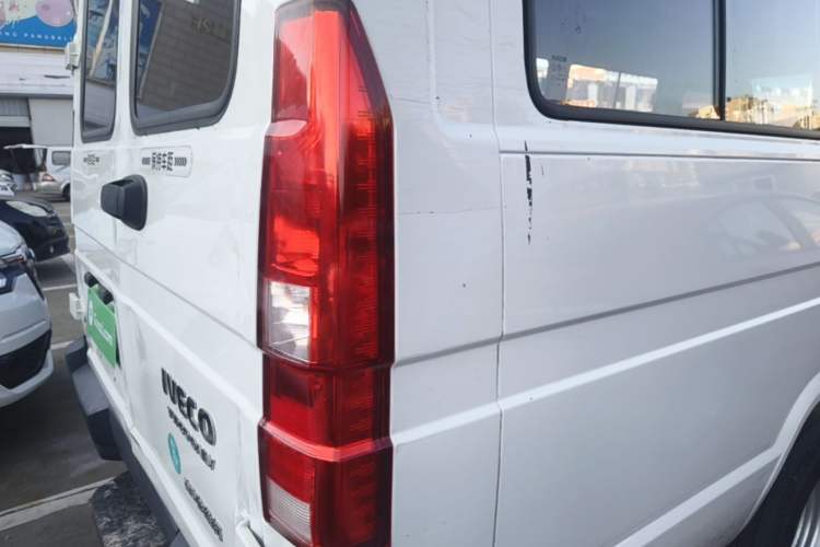 Used Iveco Daily 2023 2.5T V40 Van Long Wheelbase Mid-Roof Design Dual Tires Side-Swing Doors 2-3 Seater Exterior 3