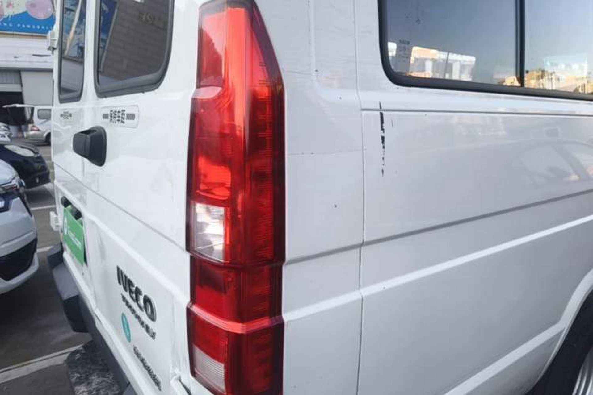 Used Iveco Daily 2023 2.5T V40 Van Long Wheelbase Mid-Roof Design Dual Tires Side-Swing Doors 2-3 Seater Exterior 3