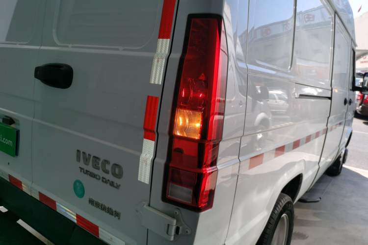 Used Iveco Daily 2023 2.8T V37 Van Long Wheelbase Mid-Roof Dual Tires Manual Doors 2-3 Seater Exterior 3