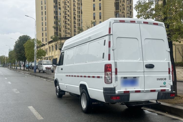 Used Iveco Daily 2023 2.5T V40 Van Long Wheelbase Mid-Roof Design Dual Tires Side-Swing Doors 2-3 Seater Exterior 3