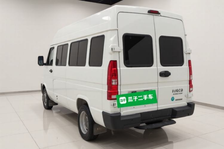 Used Iveco Daily 2023 2.5T A37M1 Long Wheelbase Mid-Roof Dual-Tire Side-Sliding Doors 5-9 Seats Exterior 3