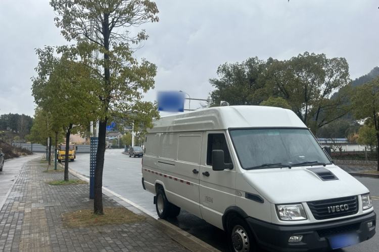 Used Iveco Daily 2023 2.5T V40 Van Long Wheelbase Mid-Roof Design Dual Tires Side-Swing Doors 2-3 Seater Exterior 4