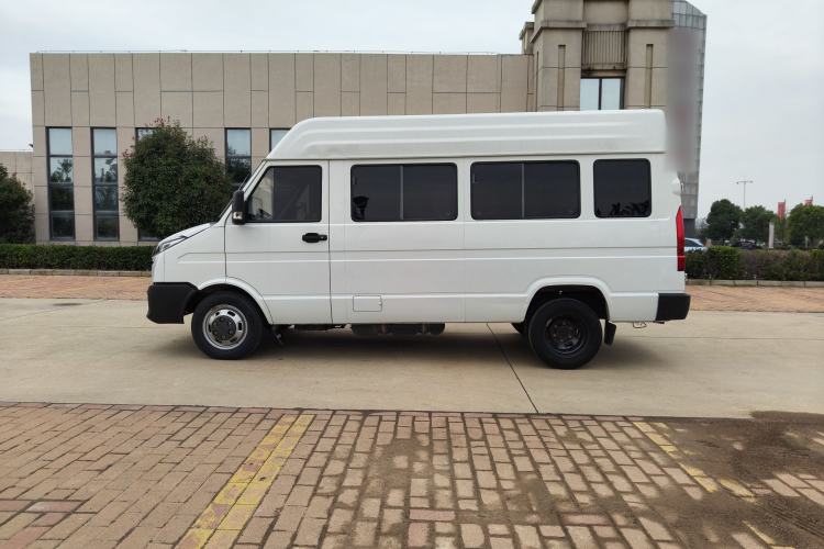 Used Iveco Daily 2023 2.5T A37M1 Long Wheelbase Mid-Roof Dual-Tire Side-Sliding Doors 5-9 Seats Exterior 4