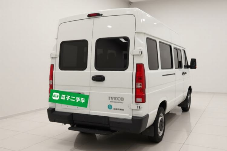 Used Iveco Daily 2023 2.5T A37M1 Long Wheelbase Mid-Roof Dual-Tire Side-Sliding Doors 5-9 Seats Exterior 5