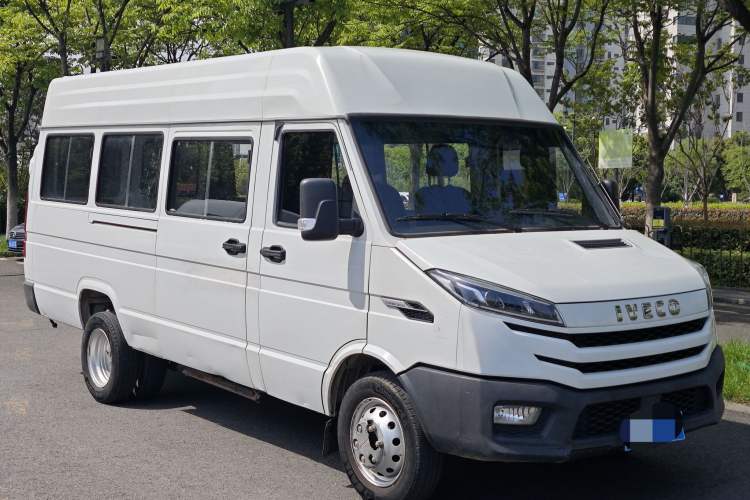 Used Iveco Daily 2023 2.5T V40 Van Long Wheelbase Mid-Roof Design Dual Tires Side-Swing Doors 2-3 Seater Exterior 6