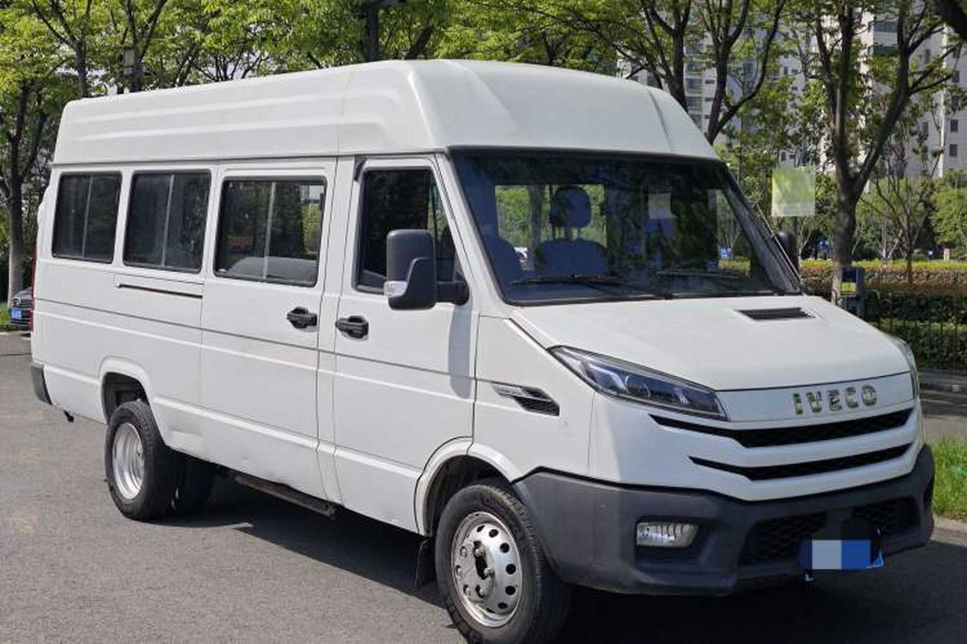 Used Iveco Daily 2023 2.5T V40 Van Long Wheelbase Mid-Roof Design Dual Tires Side-Swing Doors 2-3 Seater Exterior 6
