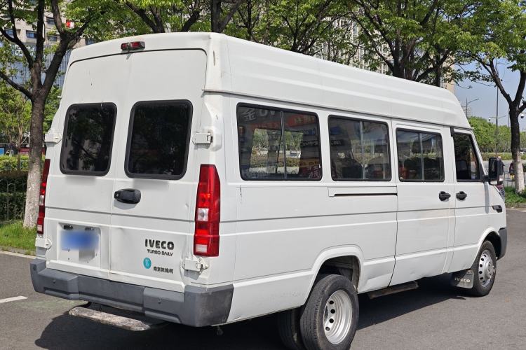 Used Iveco Daily 2023 2.5T V40 Van Long Wheelbase Mid-Roof Design Dual Tires Side-Swing Doors 2-3 Seater Exterior 8