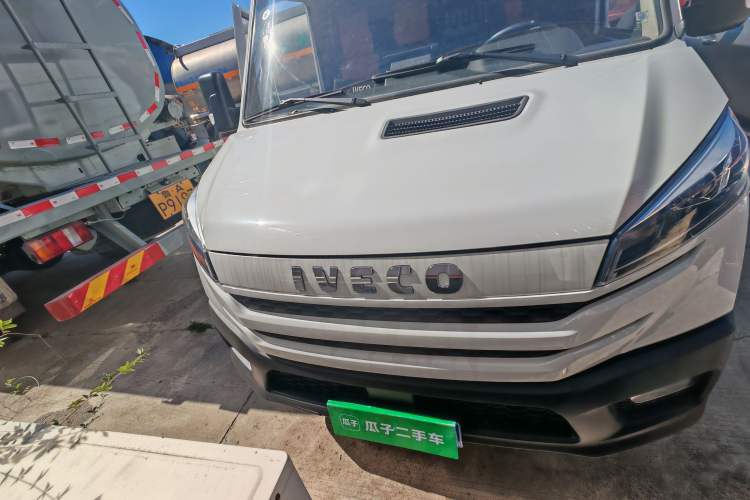 Used Iveco Daily 2023 2.5T V35 Van Short Wheelbase Mid-Roof Design Dual Tires Side-Swing Doors 2-3 Seater Front