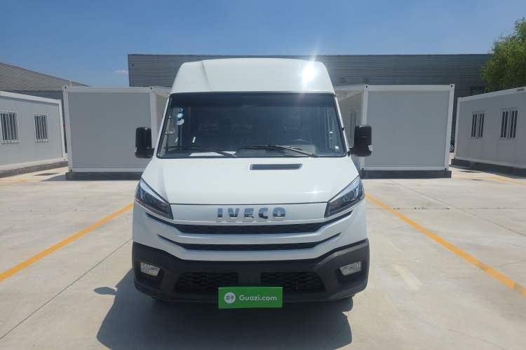 Used Iveco Daily 2023 2.5T V35 Van Short Wheelbase Mid-Roof Single-Tire Manual Door – 2-3 Seater Front