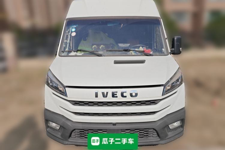 Used Iveco Daily 2023 2.5T V37 Van Long Wheelbase Mid-Roof Design Dual Tires Side-Swing Doors 2-3 Seater Front