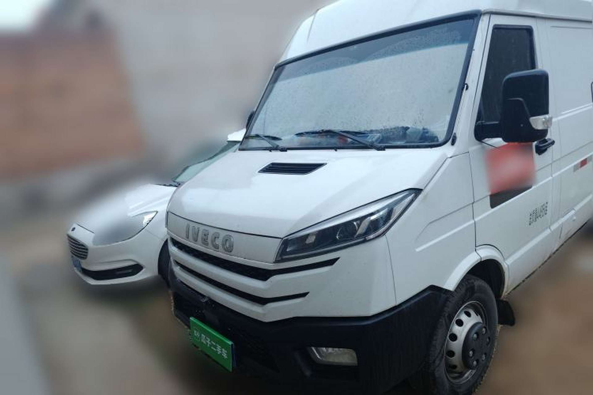 Used Iveco Daily 2023 2.5T V40 Van Long Wheelbase Mid-Roof Design Dual Tires Side-Swing Doors 2-3 Seater Front