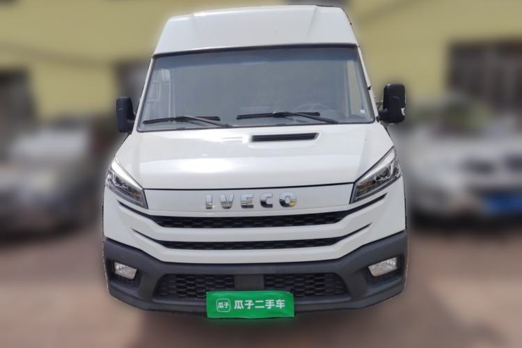Used Iveco Daily 2023 2.5T V35 Van Short Wheelbase Mid-Roof Design Dual Tires Side-Swing Doors 2-3 Seater Front
