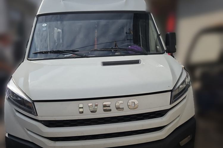 Used Iveco Daily 2023 2.5T A35M1 Short Wheelbase Mid-Height Dual-Tire Manual Door 5-9 Seater Front