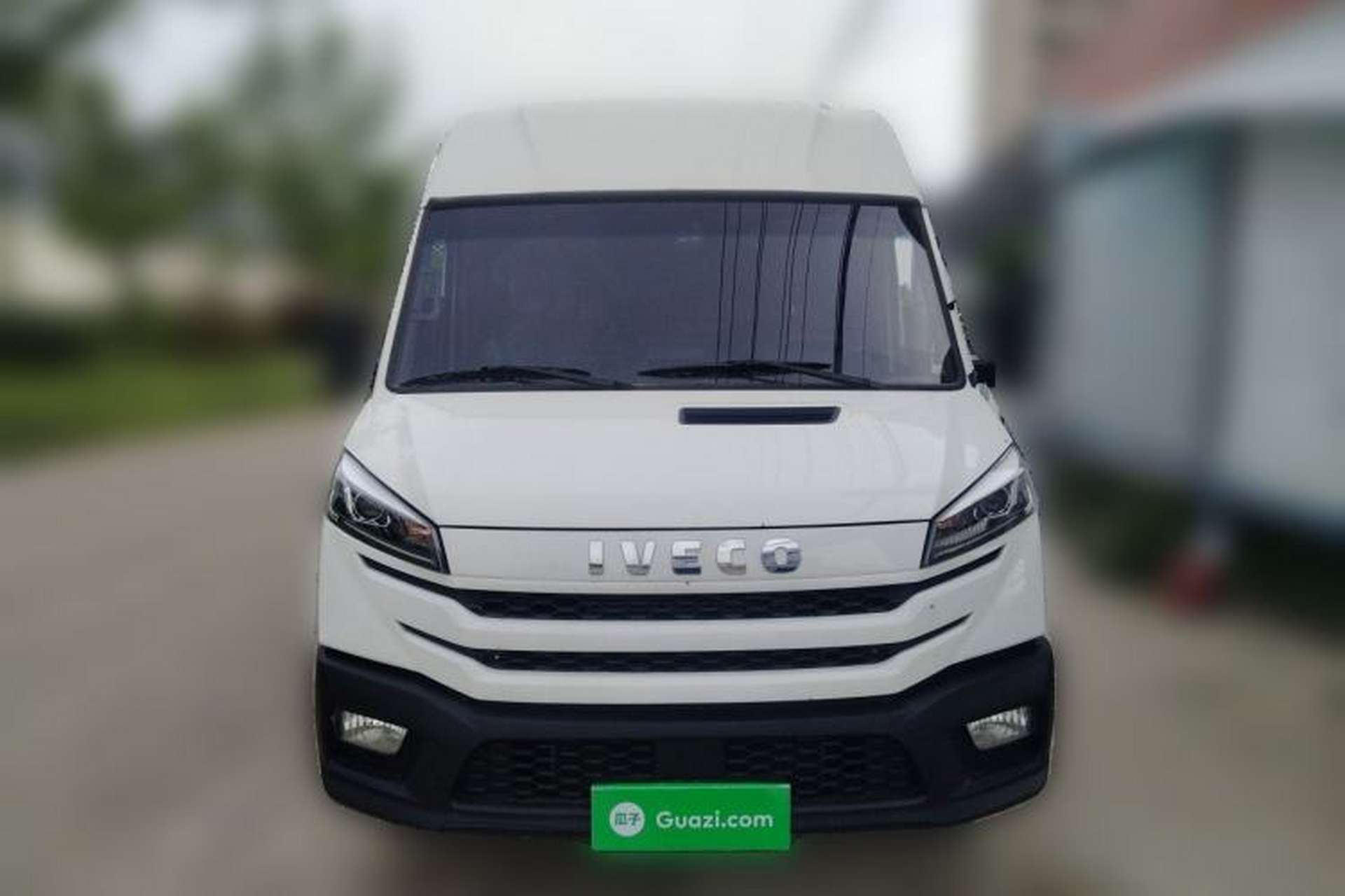 Used Iveco Daily 2023 2.8T V40 Van Long Wheelbase Mid-Roof Design Dual Tires Side-Swing Doors 2-3 Seater Front
