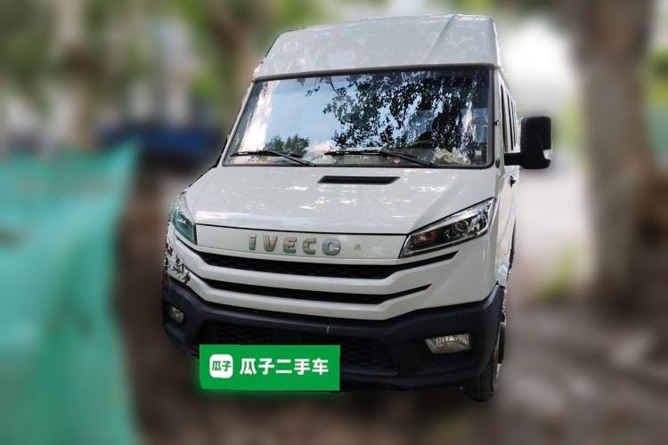 Used Iveco Daily 2023 2.5T V40 Van Long Wheelbase Mid-Roof Design Dual Tires Side-Swing Doors 2-3 Seater Front