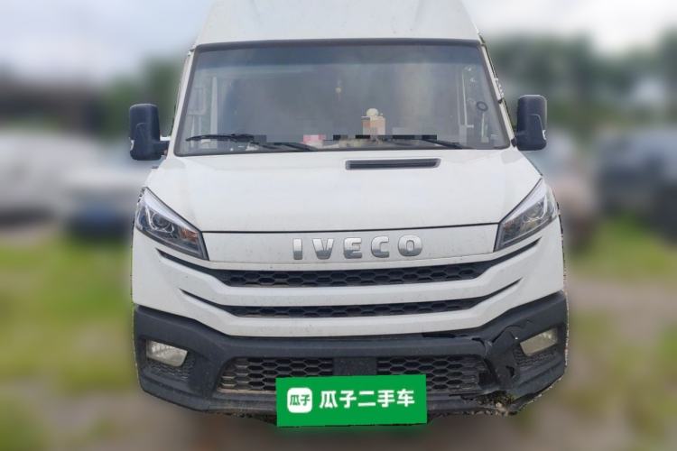 Used Iveco Daily 2023 2.8T V40 Van Long Wheelbase Mid-Roof Design Dual Tires Side-Swing Doors 2-3 Seater Front