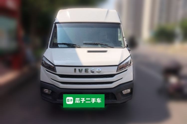 Used Iveco Daily 2023 2.5T V37 Van Long Wheelbase Mid-Roof Design Dual Tires Side-Swing Doors 2-3 Seater Front