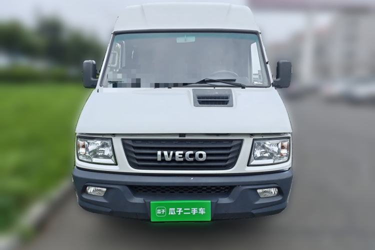 Used Iveco Daily 2023 2.5T V40 Van Long Wheelbase Mid-Roof Design Dual Tires Side-Swing Doors 2-3 Seater Front
