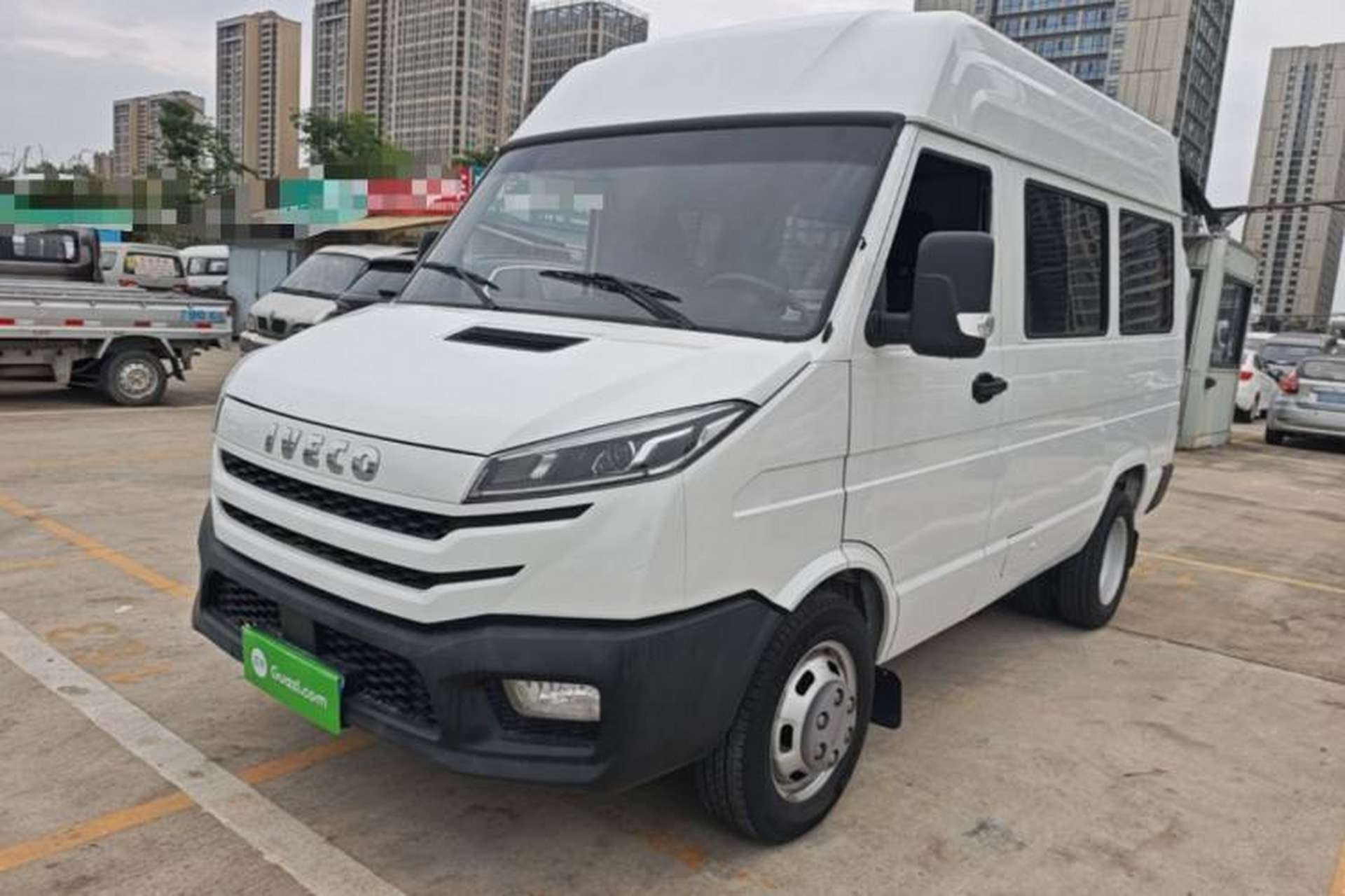 Used Iveco Daily 2023 2.5T A35M1 Short Wheelbase Mid-Roof Dual Tire Side-Sliding Doors 5–9 Seats Front Left 45 Deg