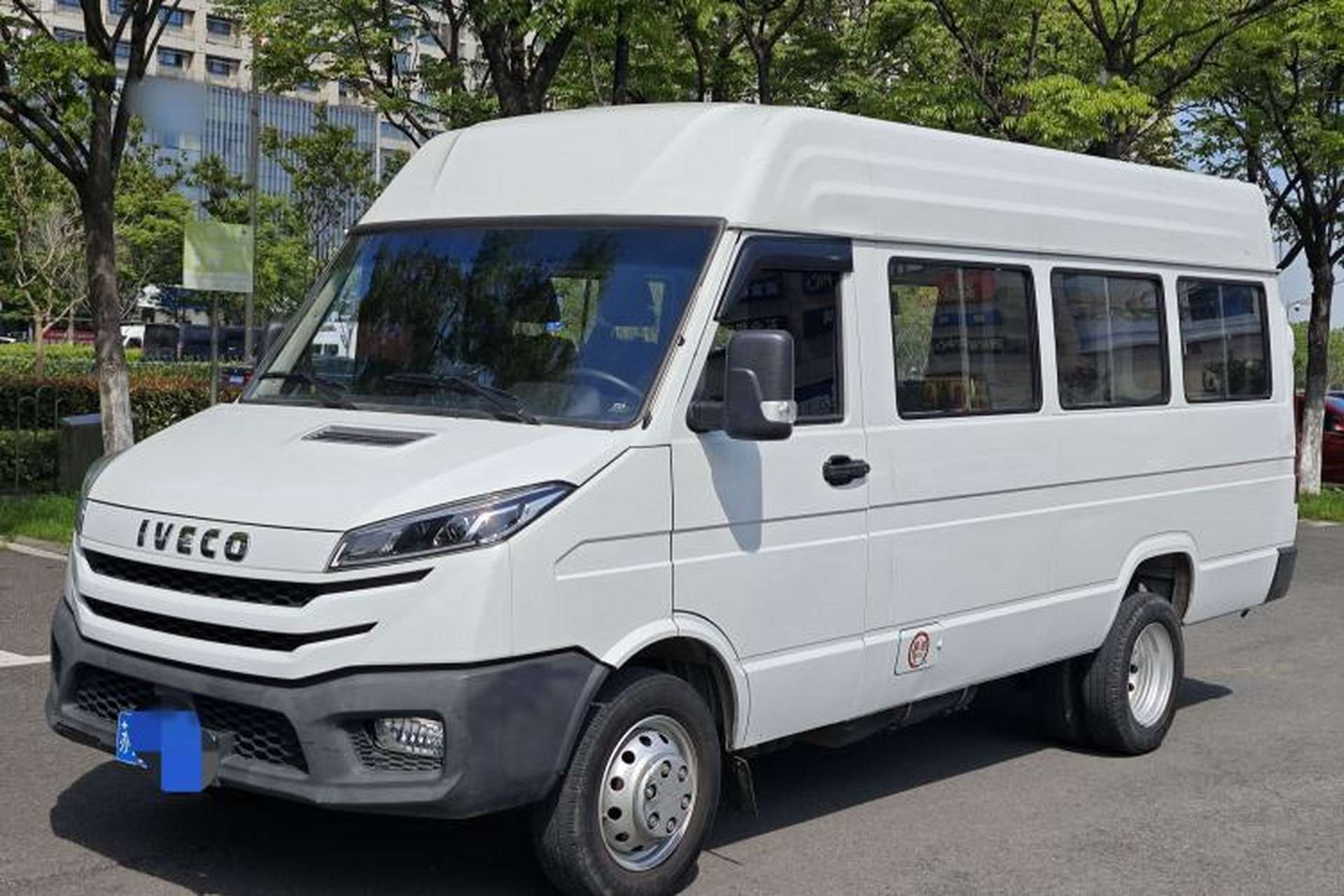Used Iveco Daily 2023 2.5T V40 Van Long Wheelbase Mid-Roof Design Dual Tires Side-Swing Doors 2-3 Seater Front Left 45 Deg