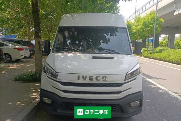 Used Iveco Daily 2023 2.8T V35 Van Short Wheelbase Mid-Roof Design Dual Tires Side-Swing Doors 2-3 Seater Front